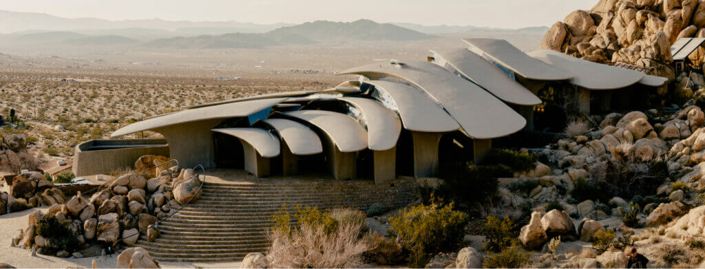 Une maison futuriste dans le désert